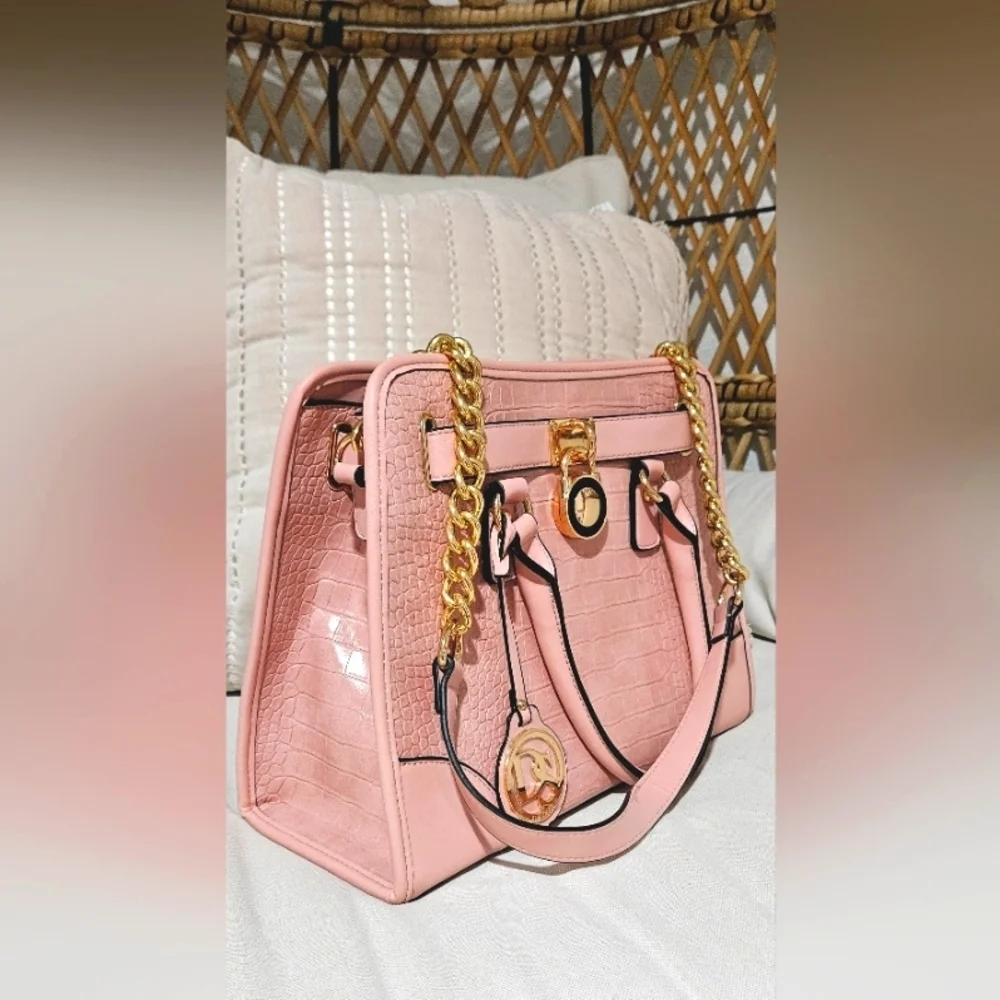 🌟 NWOT Pink Alligator Pattern Satchel Handbag With Gold Chain Accent🌟